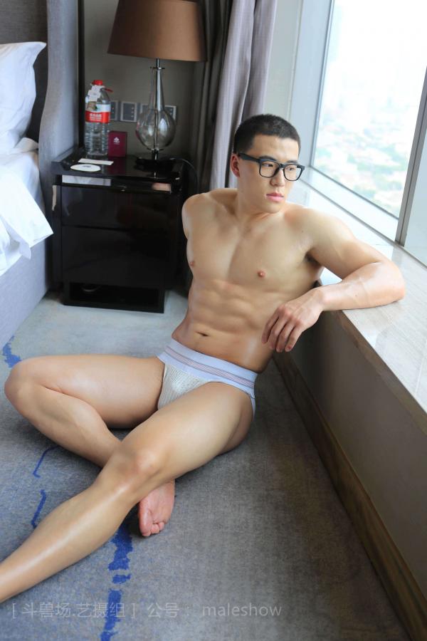 Chinese-maleshow-–--Swimmer-Yong-斗兽场---泳队选手-Yong